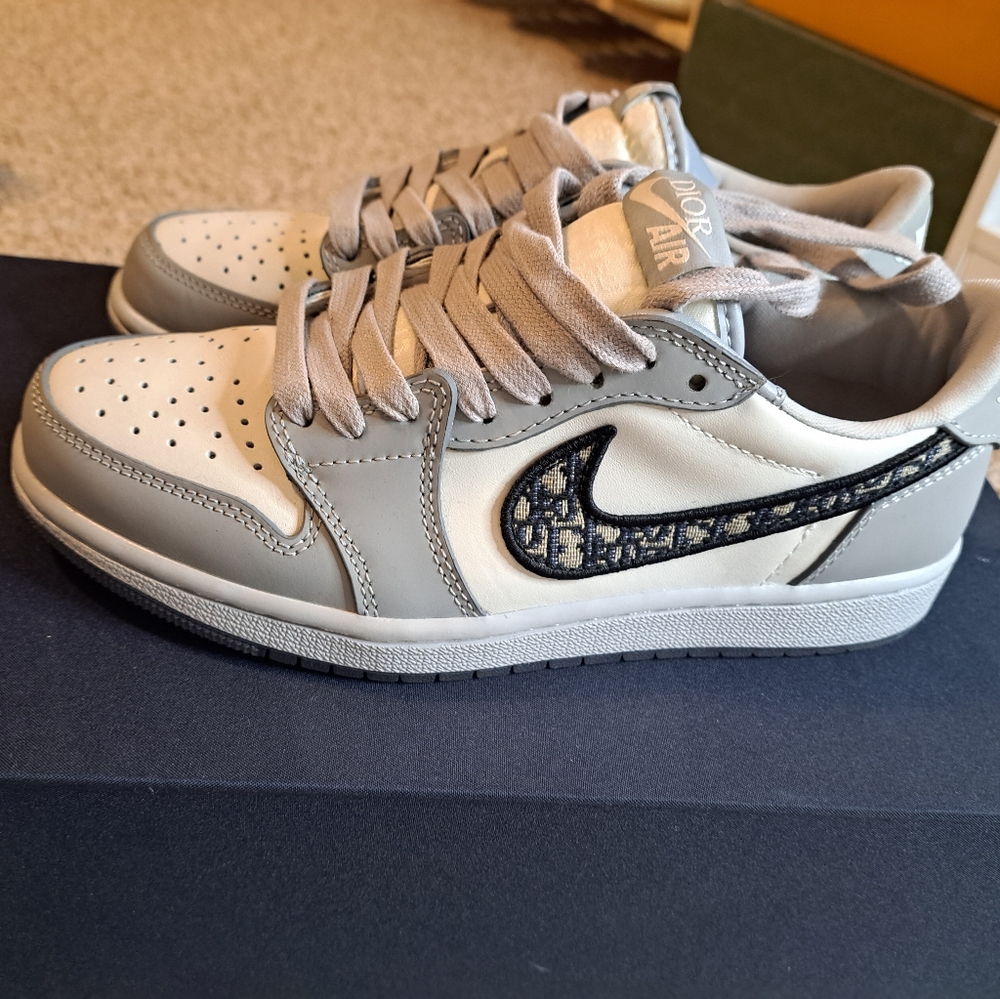 Jordan 1 Dior lows size US 8.5 Women's,  7 men's